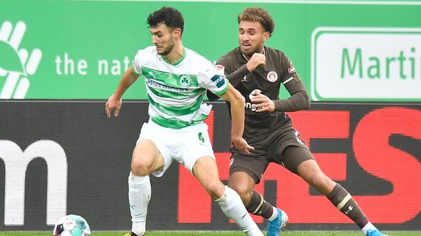 Wie auch sein Nebenmann Paul Jaeckel sicher im Zweikampf in der Luft und am Boden. Kontrollierte die Angreifer der Hamburger.