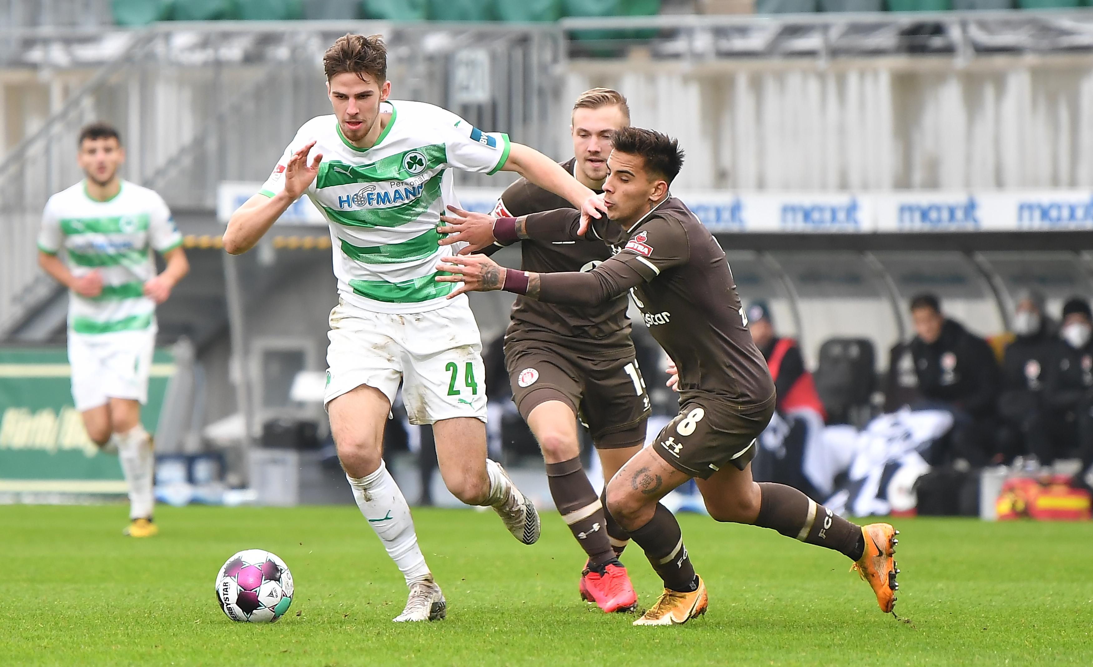 Sicher im Zweikampf vor der Abwehr mit gutem Auge und sicherem Passspiel. Machte ein gutes Spiel in einer guten Mannschaft.