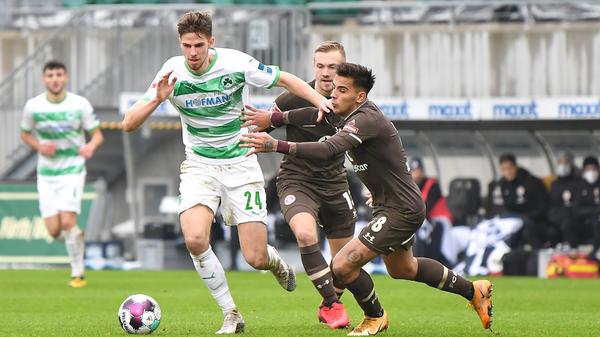 Sicher im Zweikampf vor der Abwehr mit gutem Auge und sicherem Passspiel. Machte ein gutes Spiel in einer guten Mannschaft.