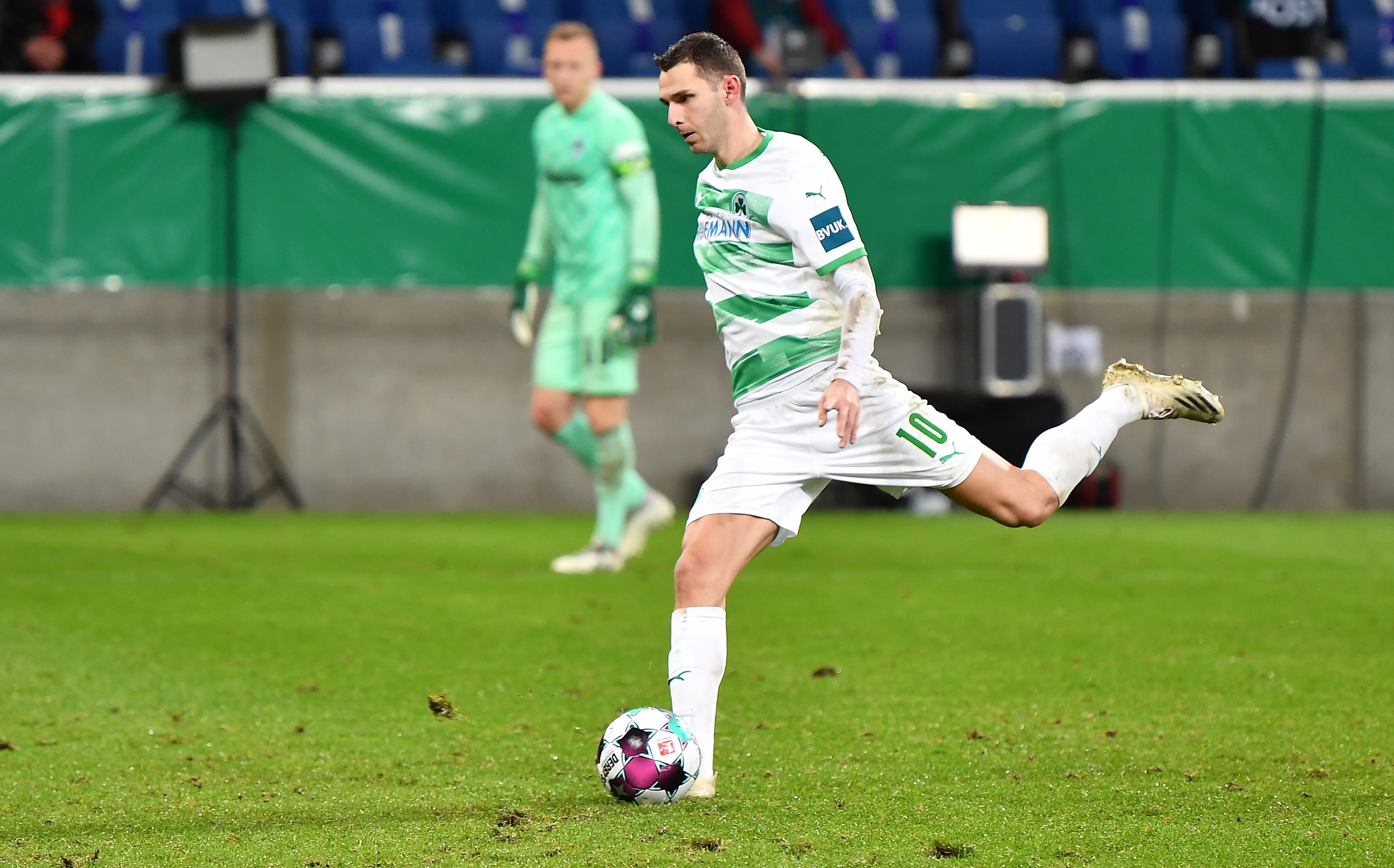 Kam in der Schlussphase, hätte das Ergebnis in der Nachspielzeit klarerer gestalten können, traf aber erst den Pfosten und dann das leere Tor nicht.