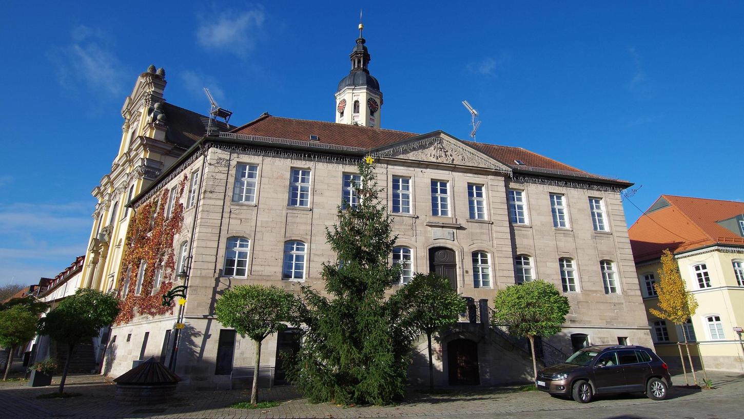 Ursprünglich 1770 als Verwaltungsgebäude für die Reichsritterschaften im „Canton Altmühl“ erbaut, ging das Ritterhaus 1806 wie das komplette Rittereigentum in königlich-staatlichen Besitz über. Es folgten diverse Privatbesitzer.