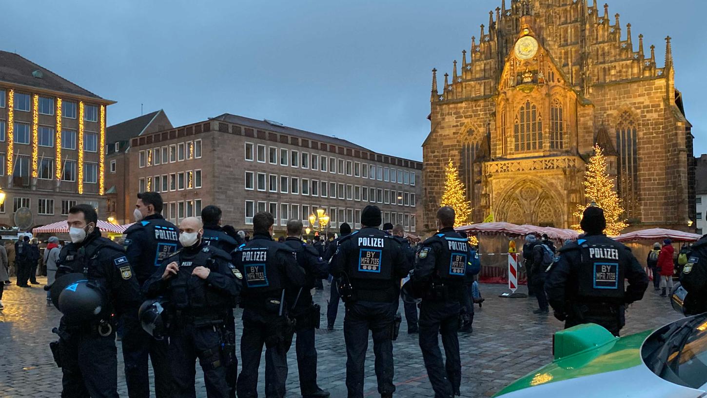Die Polizei war auf dem Hauptmarkt im Einsatz, ließ die Demo aber laufen.
Die Polizei war auf dem Hauptmarkt im Einsatz, ließ die Demo aber laufen.