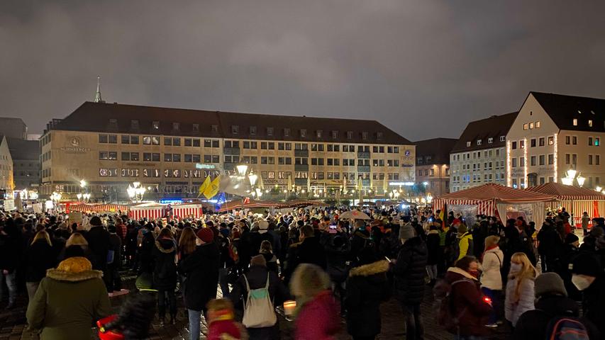 Mehrere hundert Querdenker versammelten sich am Sonntagabend auf dem Hauptmarkt in Nürnberg. Auch Gegendemonstranten waren vor Ort, ihnen wurden jedoch von der Polizei ein separater Platz zugewiesen.