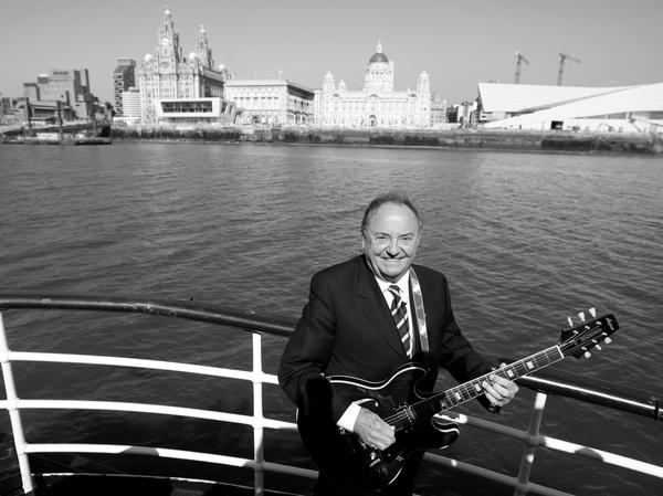 Der Musiker Gerry Marsden, der als Sänger der Band Gerry And The Pacemakers ("Ferry Cross The Mersey") in den 1960er-Jahren berühmt wurde, ist tot. Das teilte seine Familie am Tag seines Todes mit. Der Brite verstarb nach kurzer Krankheit.