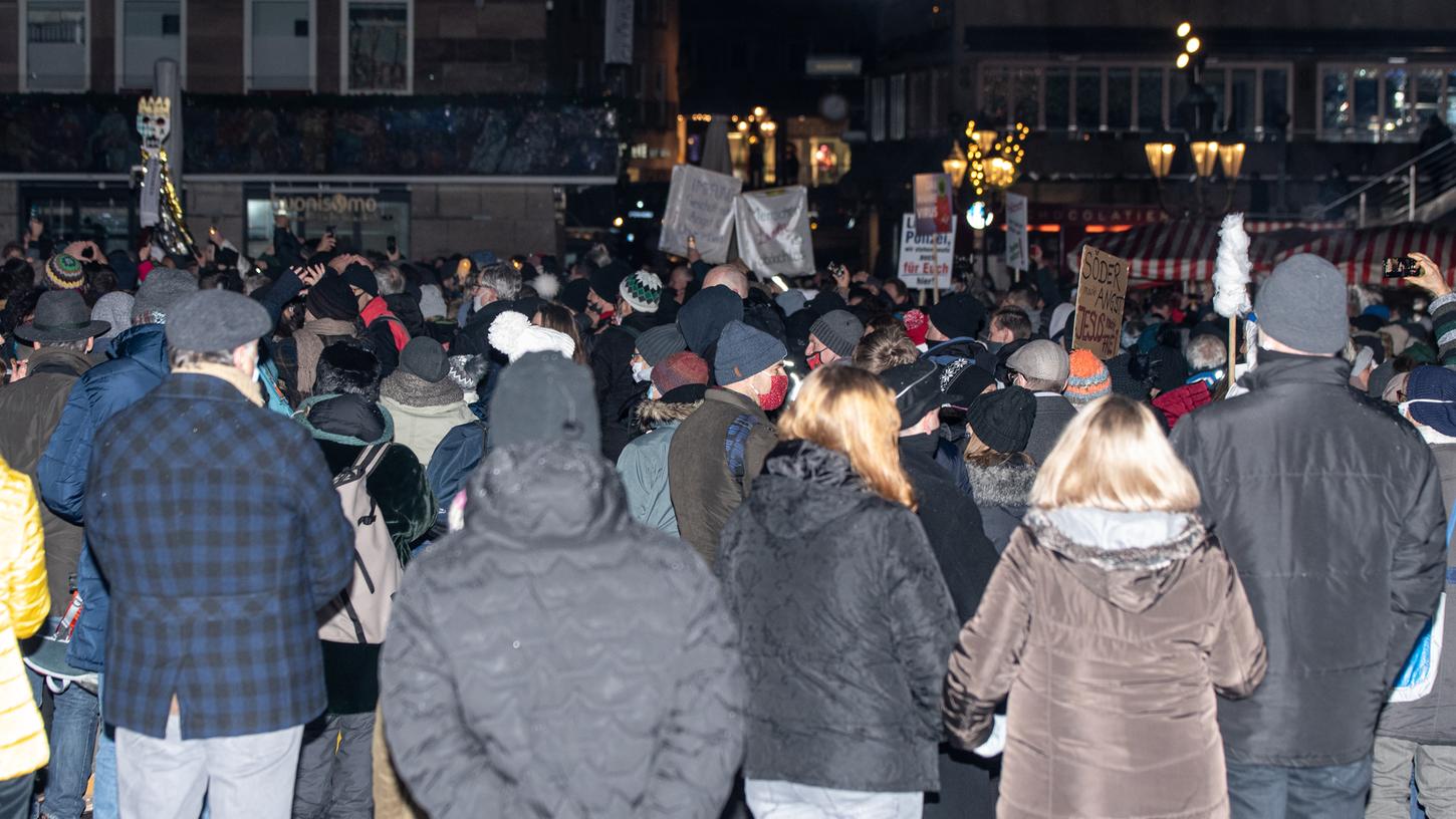 Bei der eigentlich verbotenen Demo am 3. Januar, hatten sich hunderte Menschen auf dem Nürnberger Hauptmarkt versammelt.