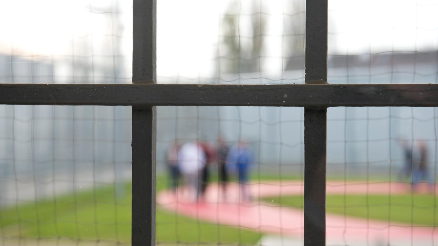 In der Corona-Krise steigt in bayerischen Gefängnissen der Bedarf nach einem Gespräch mit Seelsorgern.
In der Corona-Krise steigt in bayerischen Gefängnissen der Bedarf nach einem Gespräch mit Seelsorgern.