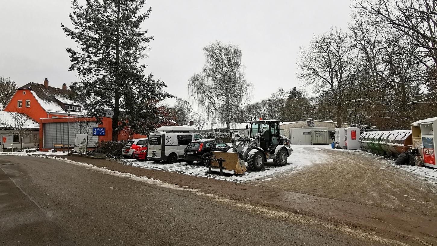 Auf diesem Gelände in der Josef-Lidl-Straße zwischen LKG (links) und Wertstoffcontainern (rechts) soll das Treuchtlinger MVZ während des Klinik–Neubaus vorübergehend unterkommen. Auf diesem Gelände in der Josef-Lidl-Straße zwischen LKG (links) und Wertstoffcontainern (rechts) soll das Treuchtlinger MVZ während des Klinik–Neubaus vorübergehend unterkommen.