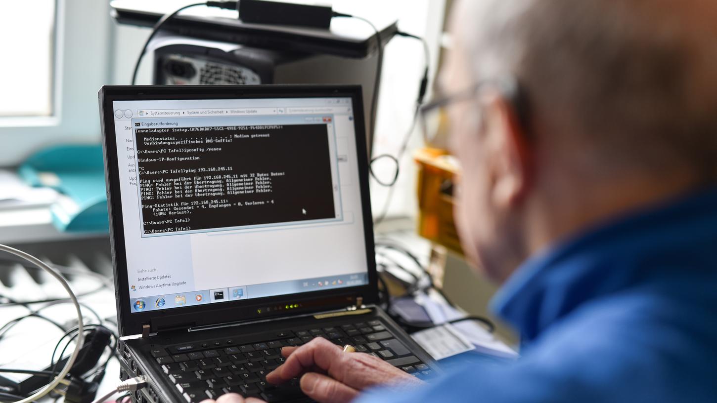 Wegen der aktuellen Lockdown-Regelungen dürfen IT-Serviceleister keine defekten Geräte im Geschäft annehmen, um sie wie hier im Bild in der Werkstatt zu warten. Die Techniker müssen für die Reparatur zum Kunden nach Hause.
Wegen der aktuellen Lockdown-Regelungen dürfen IT-Serviceleister keine defekten Geräte im Geschäft annehmen, um sie wie hier im Bild in der Werkstatt zu warten. Die Techniker müssen für die Reparatur zum Kunden nach Hause.
