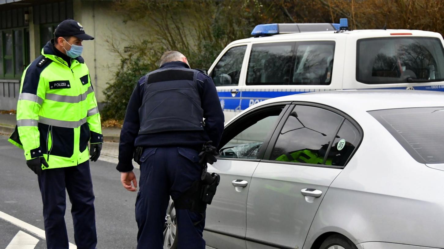 Braucht es die Einschränkung des Bewegungsradius und Kontrollen durch die Polizei in Deutschland? Einige Experten bringen die Maßnahme ins Gespräch.
Braucht es die Einschränkung des Bewegungsradius und Kontrollen durch die Polizei in Deutschland? Einige Experten bringen die Maßnahme ins Gespräch.