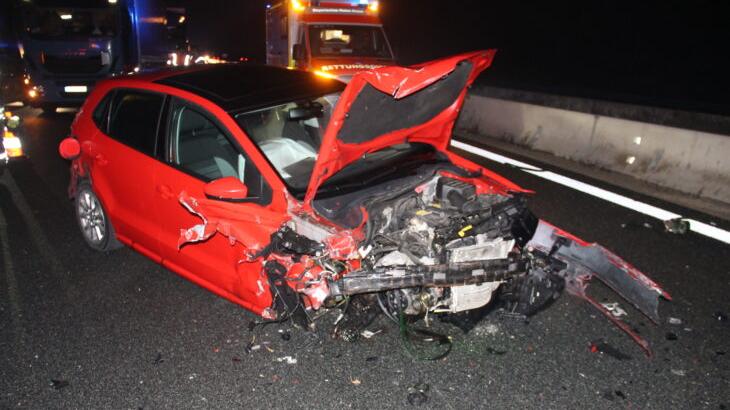 Nachdem ein Unbekannter diesen Unfall verursacht hatte, setzte er seine Fahrt einfach fort.