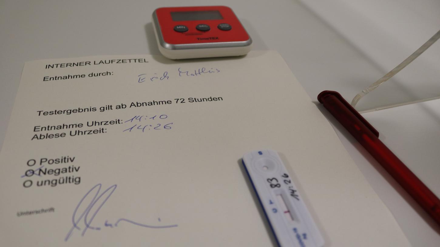 Ein negativer Schnelltest, durchgeführt im Testzentrum Bad Windsheim. In den letzten 24 Stunden wurden im Landkreis 16 neue Fälle gemeldet.