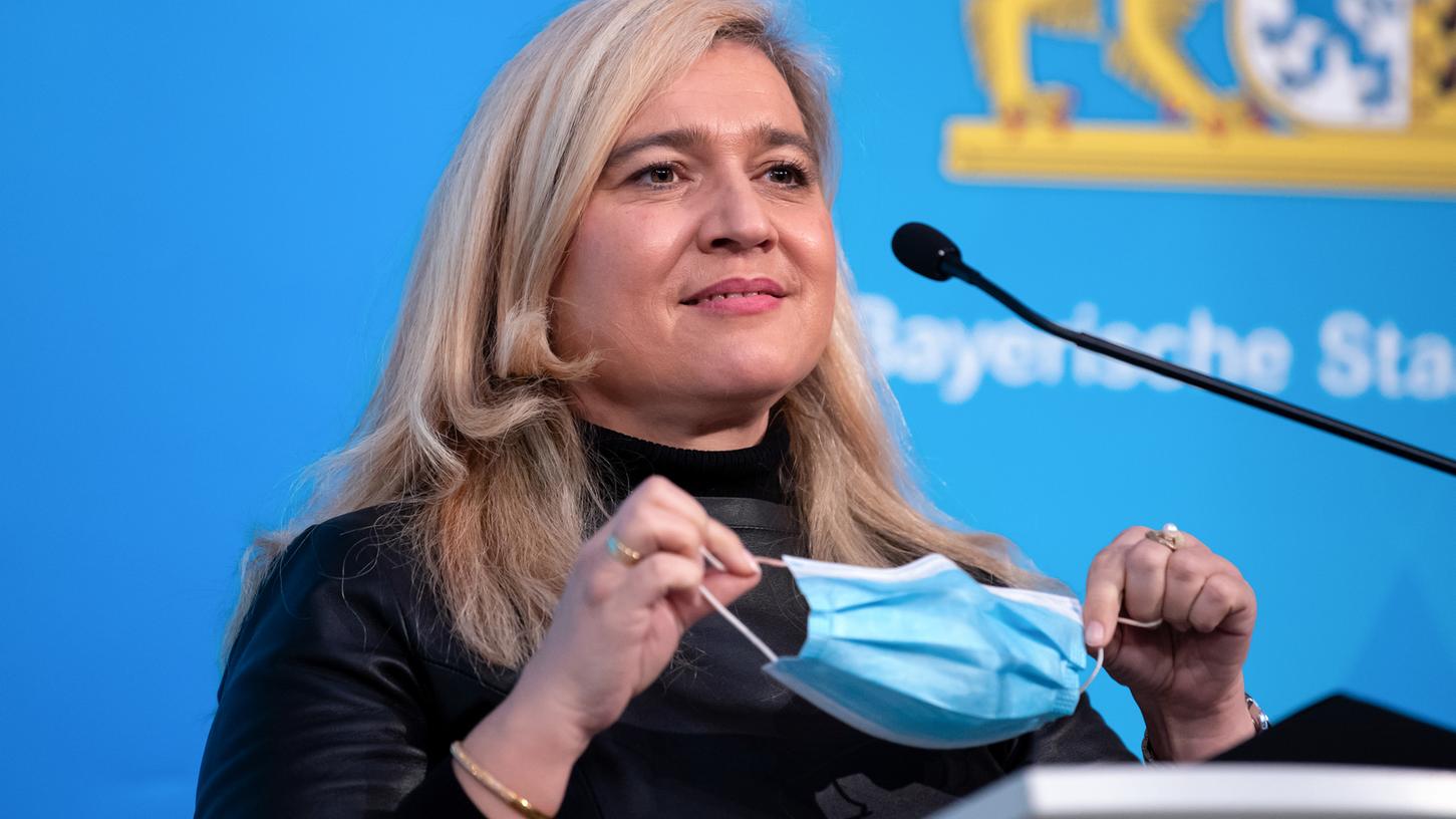 ARCHIV - 10.11.2020, Bayern, München: Melanie Huml (CSU), Gesundheitsministerin von Bayern, nimmt nach einer Kabinettssitzung an einer Pressekonferenz teil, Thema der Sitzung war die weitere Entwicklung der Corona-Lage in Bayern. Die Ministerin hält den Impfstart in Bayern für gelungen. Foto: Sven Hoppe/dpa +++ dpa-Bildfunk +++ ARCHIV - 10.11.2020, Bayern, München: Melanie Huml (CSU), Gesundheitsministerin von Bayern, nimmt nach einer Kabinettssitzung an einer Pressekonferenz teil, Thema der Sitzung war die weitere Entwicklung der Corona-Lage in Bayern. Die Ministerin hält den Impfstart in Bayern für gelungen. Foto: Sven Hoppe/dpa +++ dpa-Bildfunk +++