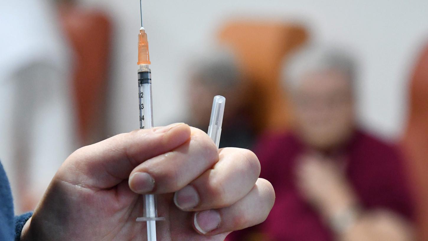04.01.2021, Frankreich, Saint-Renan: Eine Krankenschwester hält eine Spritze Impfstoff gegen die Coronavirus des Herstellers Pfizer, während die Bewohner einer Senioren-Rsidenz geimpft werden. Foto: Fred Tanneau/AFP/dpa +++ dpa-Bildfunk +++ 04.01.2021, Frankreich, Saint-Renan: Eine Krankenschwester hält eine Spritze Impfstoff gegen die Coronavirus des Herstellers Pfizer, während die Bewohner einer Senioren-Rsidenz geimpft werden. Foto: Fred Tanneau/AFP/dpa +++ dpa-Bildfunk +++