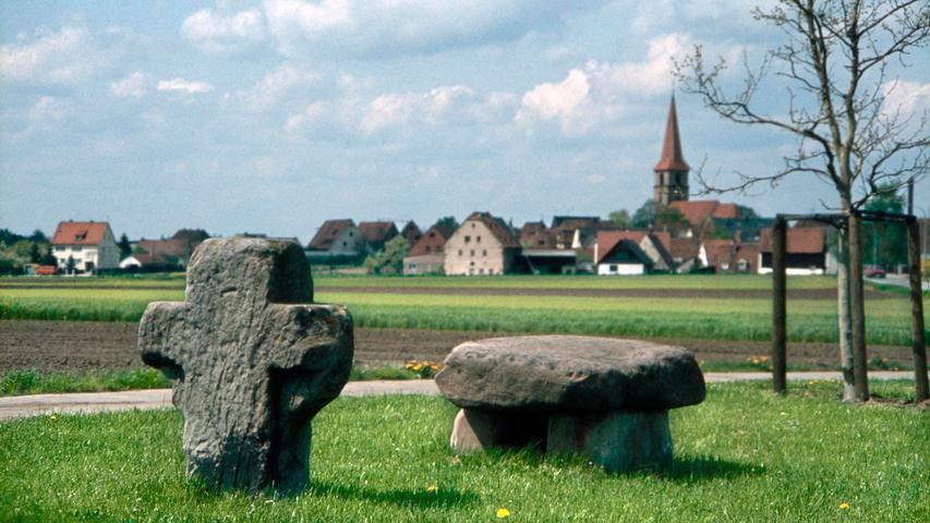 Der Ruhstein bei Poppenreuth, vermutlich aus dem 16. Jahrhundert, ist neben einem der drei Sühnekreuze in Fürth zu finden, die verurteilte Mörder errichten mussten.