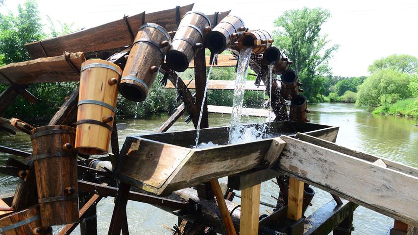 Anderer Fluss, andere Attraktion: An der Regnitz bei Stadeln lockt ein historisches Prachtstück - das Wasserschöpfrad, das einmal im Jahr in den Auen errichtet wird.