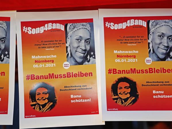 Die Fürther Funk-Künstlerin Felicia Peters trug bei der Mahnwache den "Song4Banu" vor. 