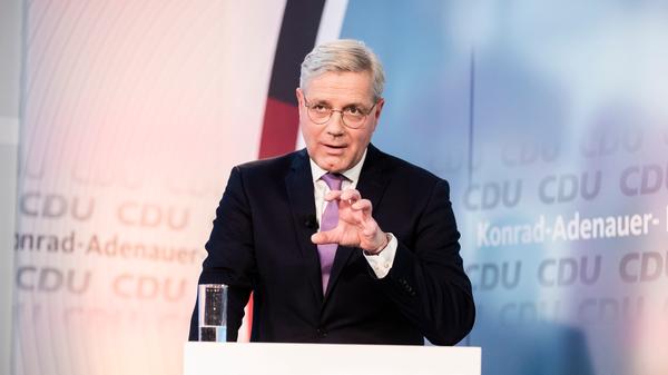 "Trump Anhänger dringen in den Kongress ein. Diese Gewalt ist die Frucht der anti-demokratischen Spaltung & Hetze von Trump gegen die Institutionen der Demokratie. Jetzt ist der letzte Zeitpunkt an dem die Republikaner sich entscheiden können zwischen Demokratie & Trump."