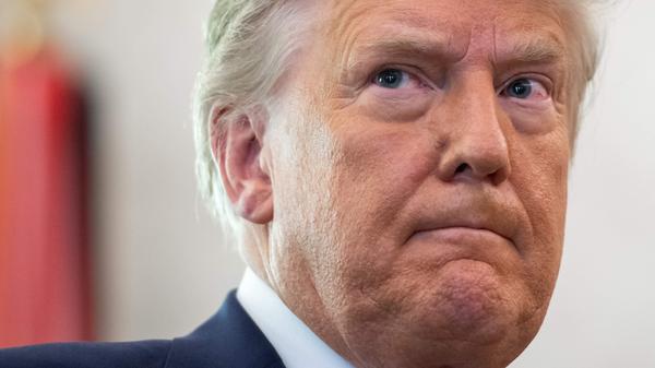 "Ich bitte alle Anwesenden vor dem US-Kapitol, friedlich zu bleiben. Keine Gewalt! Denken Sie daran, WIR sind die Partei von Recht und Ordnung - respektieren Sie das Gesetz und unsere großen Männer und Frauen in Blau. Ich danke Ihnen!"