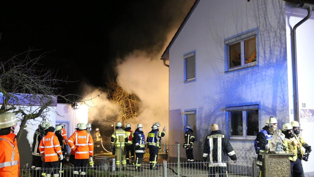 Feuerwehren löschen brennenden Schuppen bei Mühlhausen