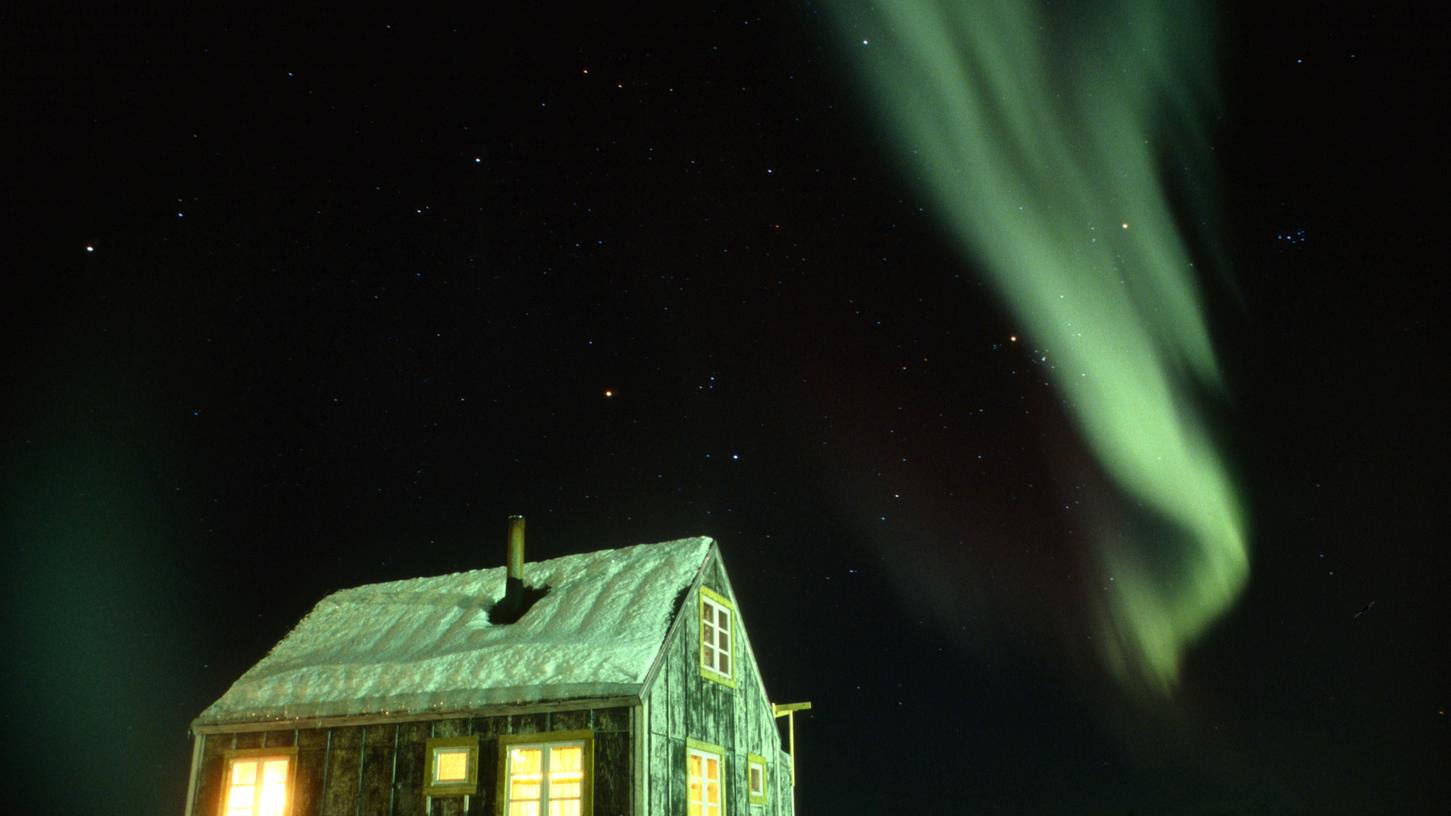 In Grönland sind Nordlichter das ganze Jahr über zu sehen - vorausgesetzt, die Nacht ist dunkel. Aber an dunklen Nächten mangelt es im Winter nicht. 100 Tage lang herrscht dann Finsternis.