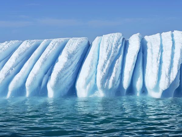 Zerfurchter Eisberg, der durch das Nordmeer treibt. Zerfurchter Eisberg, der durch das Nordmeer treibt.