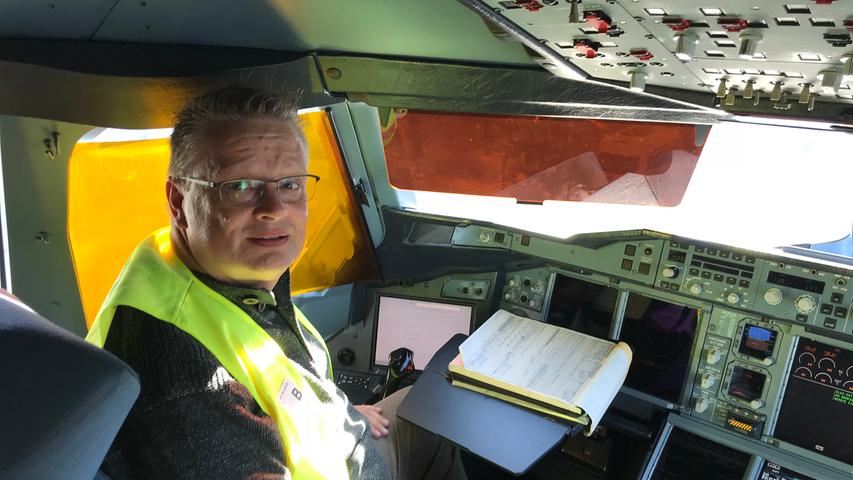 Probesitzen im Cockpit einer Airbus A 380 der Lufthansa. Christian Knobl, der von Beruf Busfahrer ist,  bevorzugt dann doch eher das Fotografieren von Flugzeugen.