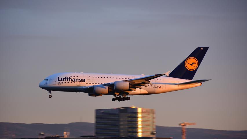 Frankfurt, Airbus A380, Lufthansa, im Sonnenaufgang