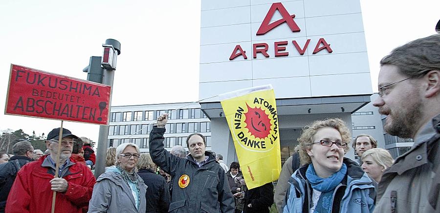 Eine Mahnwache vor Areva ruft zum Abschalten auf