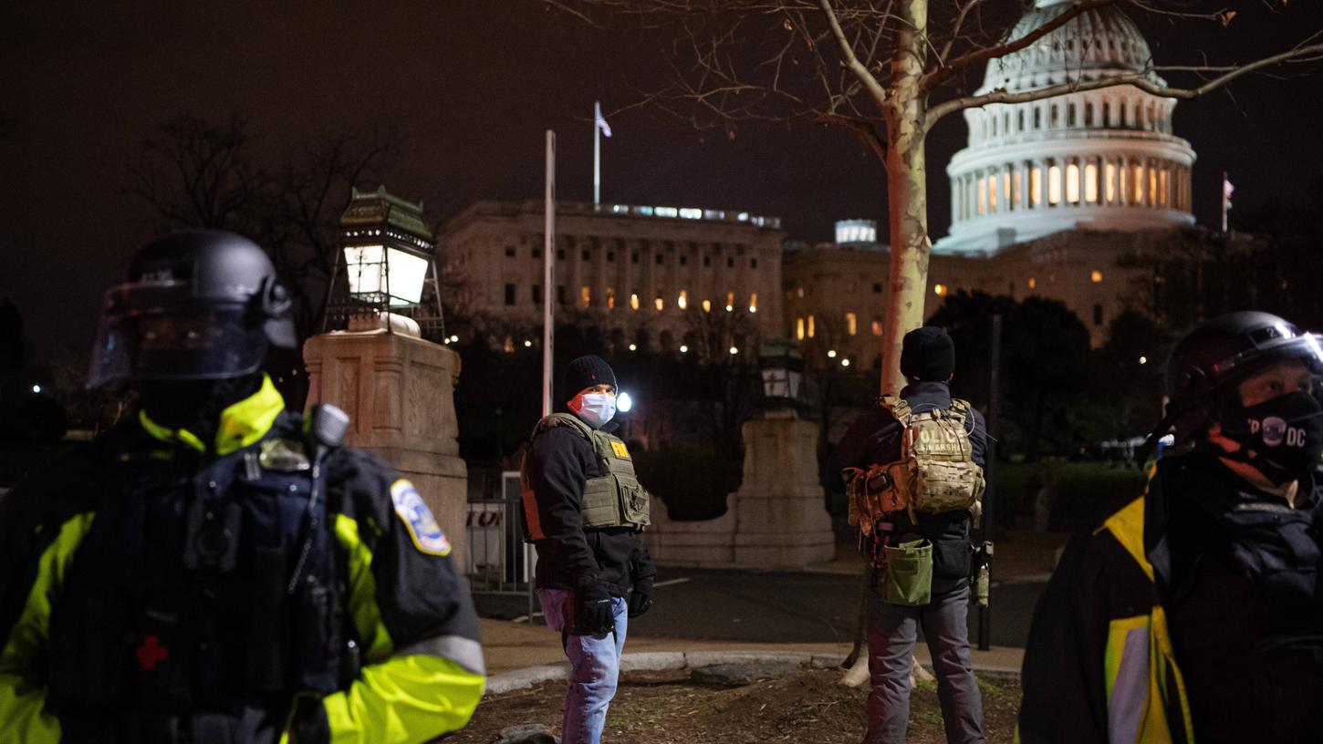 FBI-Agenten hinter der Polizei, die das Kapitol-Gebäude schützt, welches Trump-Anhänger am 6. Januar 2021 stürmten.