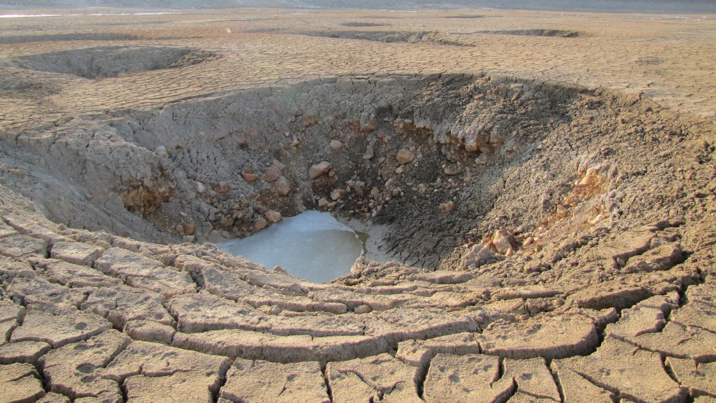 Sieben gewaltige Krater zeigten sich am Boden Staubeckens, als man im Januar 2011 das Wasser abließ, an etlichen weiteren Stellen gab es kleinere Einbrüche, in denen das Wasser verschwand.
Sieben gewaltige Krater zeigten sich am Boden Staubeckens, als man im Januar 2011 das Wasser abließ, an etlichen weiteren Stellen gab es kleinere Einbrüche, in denen das Wasser verschwand.
