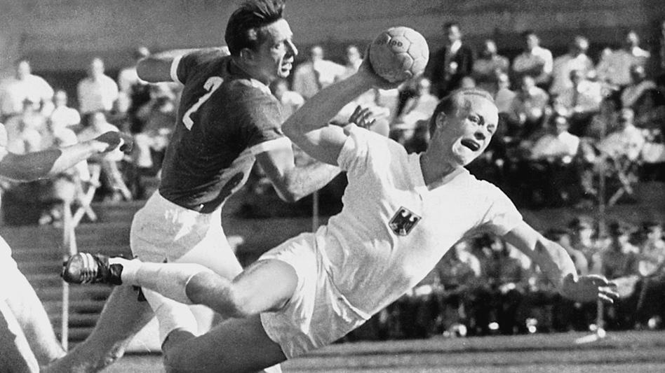 Erwin Porzner fliegt mit dem Ball bei der WM 1966. Mit der BRD spielte er damals gegen die DDR.