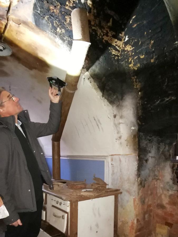Matthias Hähnle leuchtet in den Kamin der einstigen „Schwarzen Küche“. Matthias Hähnle leuchtet in den Kamin der einstigen „Schwarzen Küche“.
