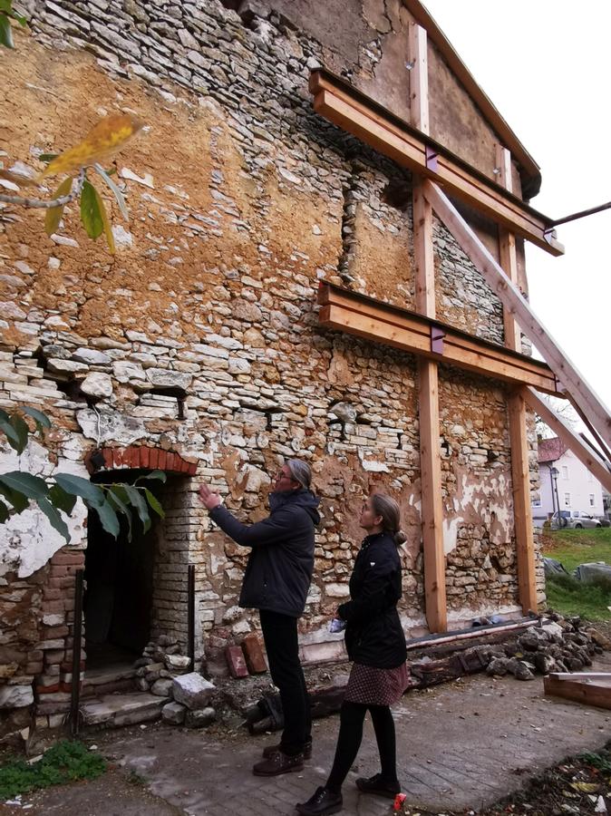 Die Bruchstein-Rückwand des Haupthauses wird nur noch von der Notsicherung zusammengehalten. Die Bruchstein-Rückwand des Haupthauses wird nur noch von der Notsicherung zusammengehalten.