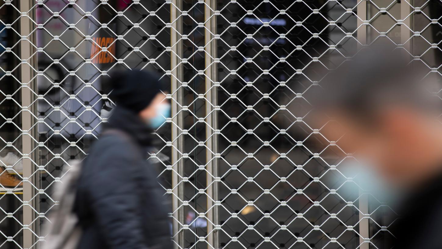 Der Lockdown wurde verlängert, die Schotten im Einzelhandel bleiben weiterhin dicht. Bei Verstößen drohen den Besitzern 5000 Euro Bußgeld.
Der Lockdown wurde verlängert, die Schotten im Einzelhandel bleiben weiterhin dicht. Bei Verstößen drohen den Besitzern 5000 Euro Bußgeld.