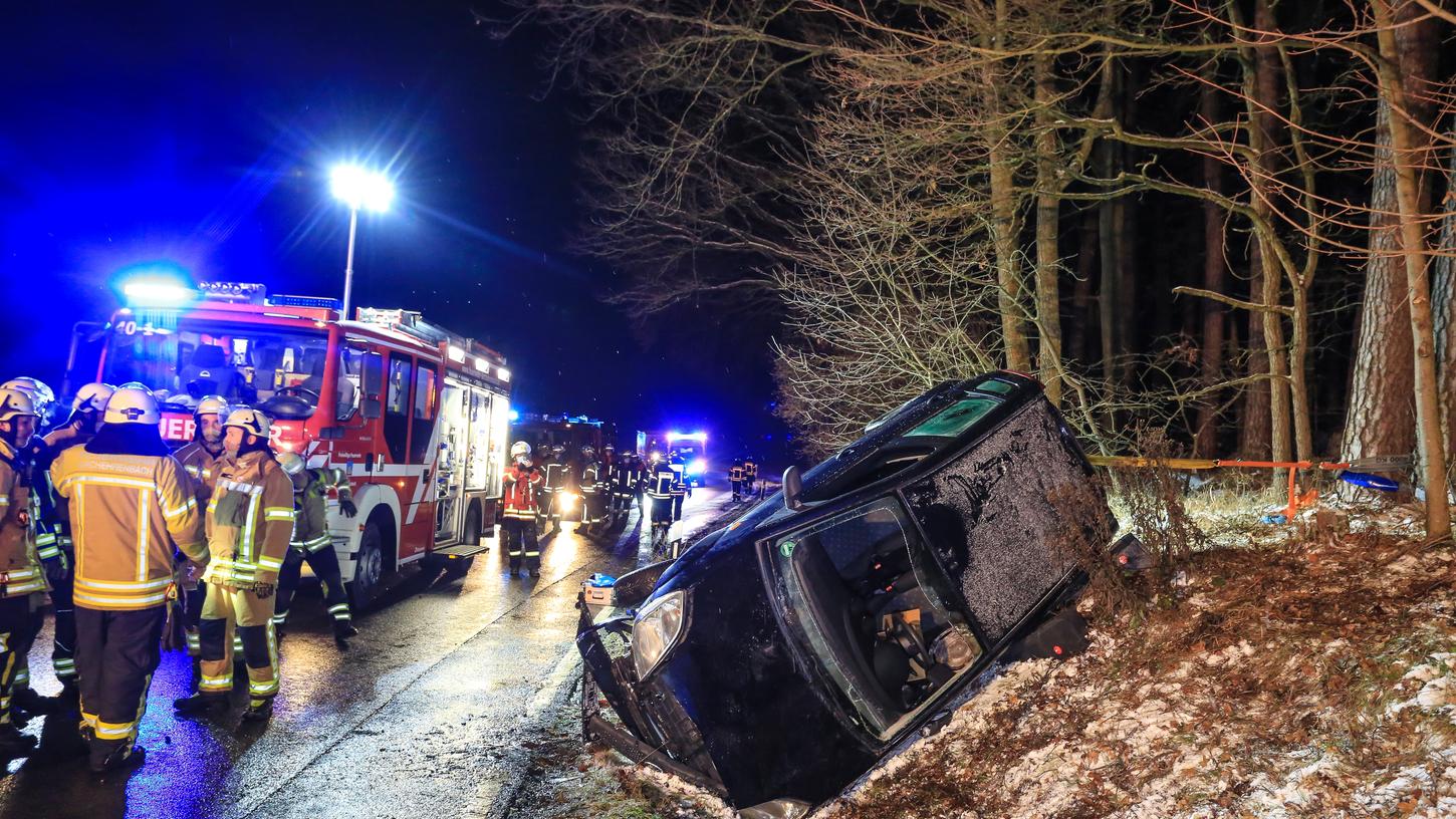 Aus bislang ungeklärter Ursache ist eine Autofahrerin am Donnerstagabend im Landkreis Forchheim mit ihrem Wagen in einem Graben gelandet. 