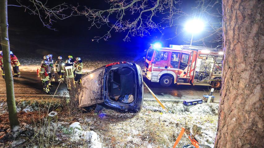 Auto kommt von der Fahrbahn ab: Fahrerin im Landkreis Forchheim leicht verletzt