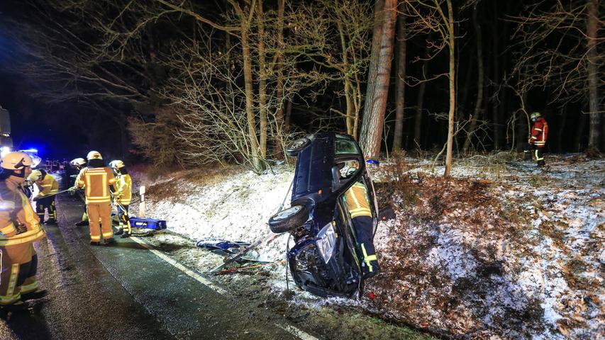 Auto kommt von der Fahrbahn ab: Fahrerin im Landkreis Forchheim leicht verletzt