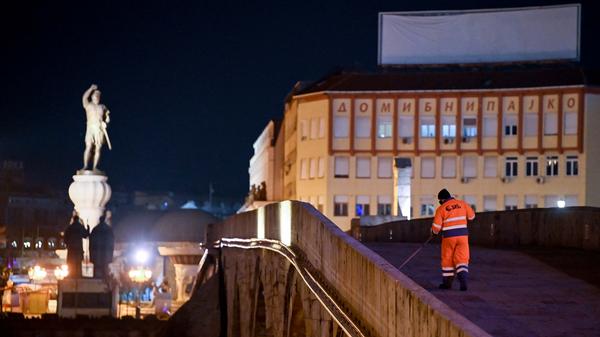 Hat eine Stadt oder ein Landkreis in Bayern drei Tage in Folge einen Inzidenzwert von über 100 tritt eine nächtliche Ausgangssperre von 22 Uhr abends bis 5 Uhr morgens in Kraft. Nur mit triftigem Grund darf man dann nach geltender Infektionsschutzverordnung das Haus verlassen. Gründe sind beispielsweise der Weg zur Arbeit oder ein medizinischer Notfall. Verstöße können mit bis zu 500 Euro Bußgeld geahndet werden.