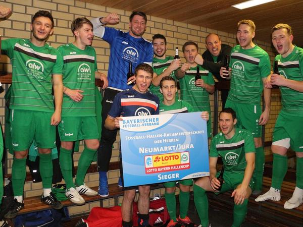 Meisterjubel in der Kabine: Der SV Wettelsheim feierte im Jahr 2019 durch einen Sieg im Finale gegen den ASV Neumarkt seinen ersten Kreismeistertitel in der Halle .