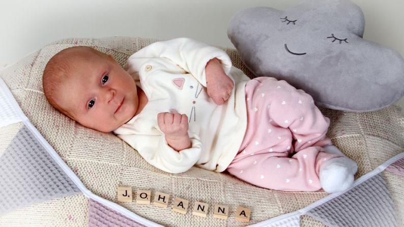 Die süße Johanna wurde am 9. Dezember im St. Theresien-Krankenhaus geboren. Sie wog bei der Geburt 3365 Gramm und war 50 Zentimeter groß.