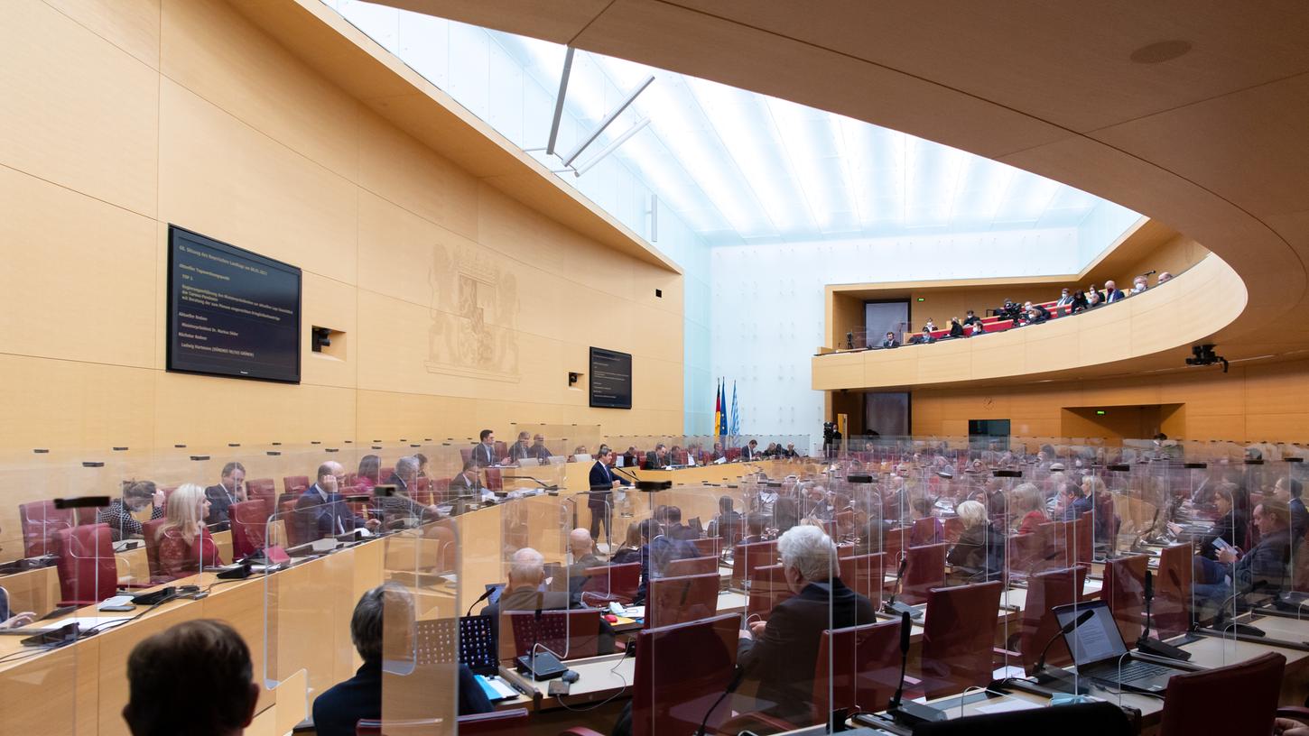 Im Bayerischen Landtag soll über den Dringlichkeitsantrag von CSU und Freie Wähler entschieden werden.