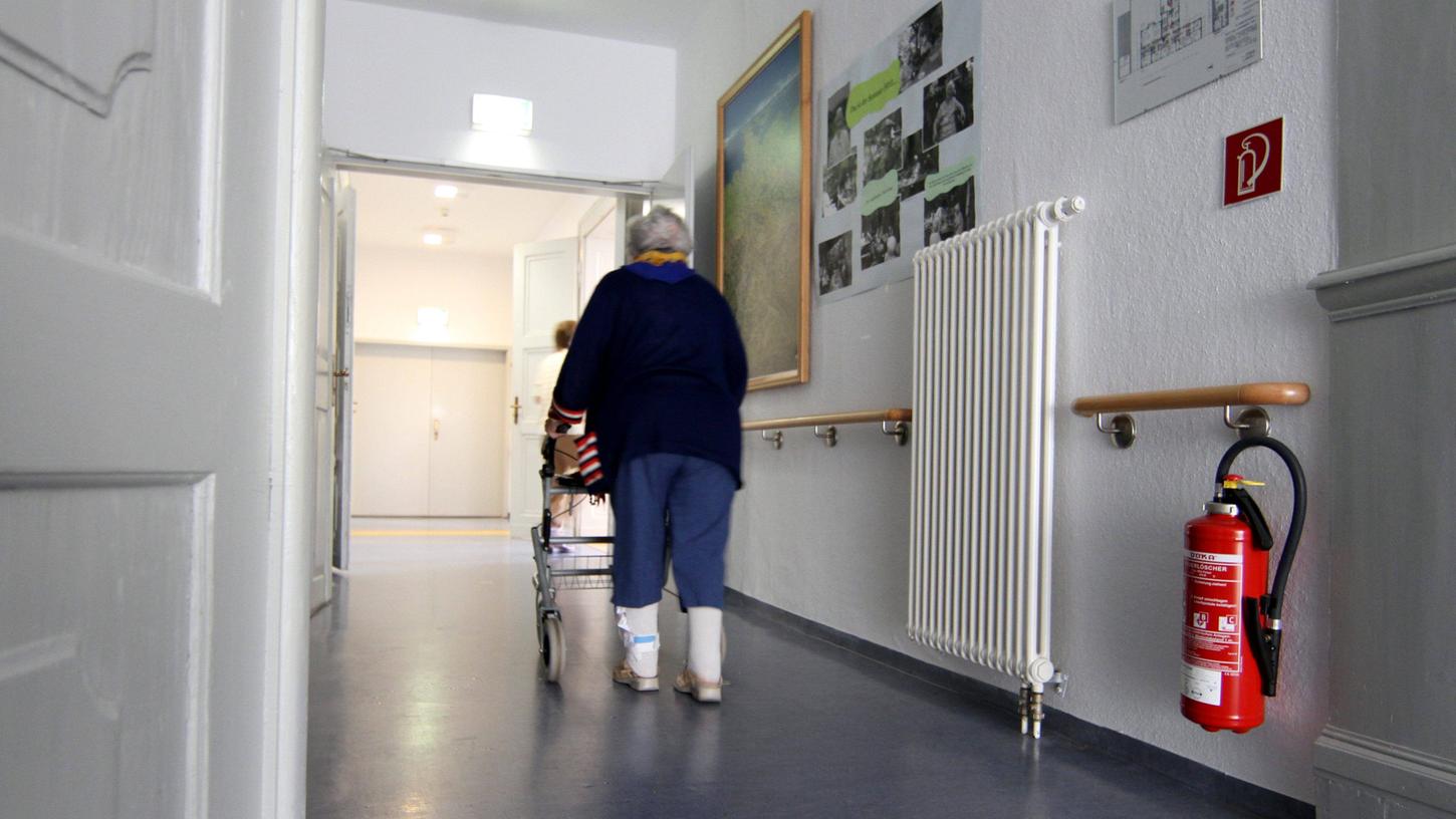 In den Pflegeheimen herrscht derzeit oft Einsamkeit, viele Einrichtungen schränken die Besuchsmöglichkeiten ein. 