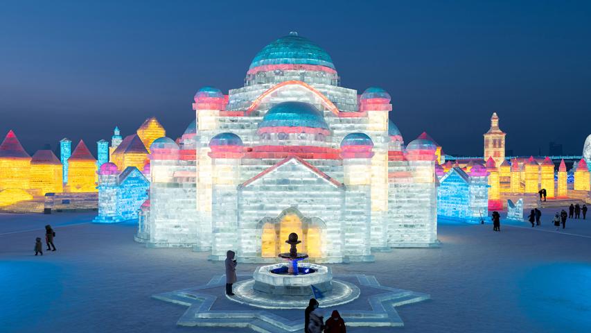 Währenddessen fand in der chinesischen Provinz Heilongjiang das Harbing Ice and Snow Festival statt - mit gigantischen, detailreich gearbeiteten Eisskulpturen.
