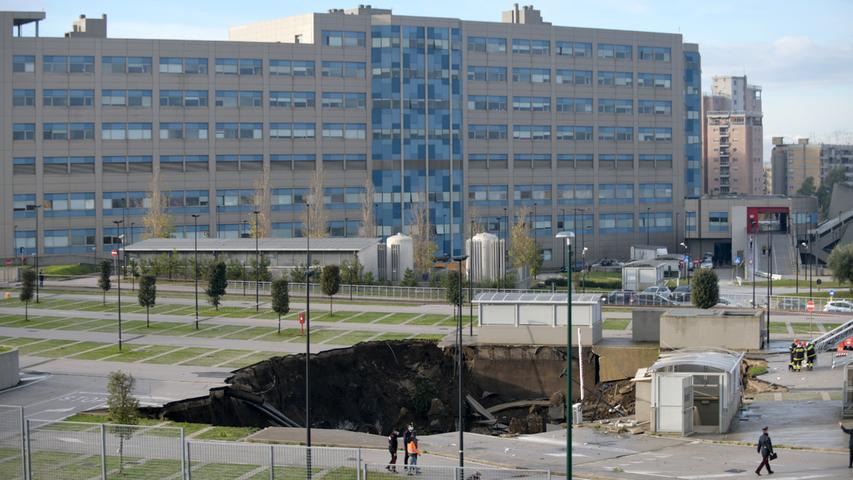 In Neapel ist der Parkplatz eines Krankenhauses eingestürzt. Dort klafft nun ein 50 Meter tiefes Sinkloch. Mehrere Fahrzeuge verschwanden in dem Loch.