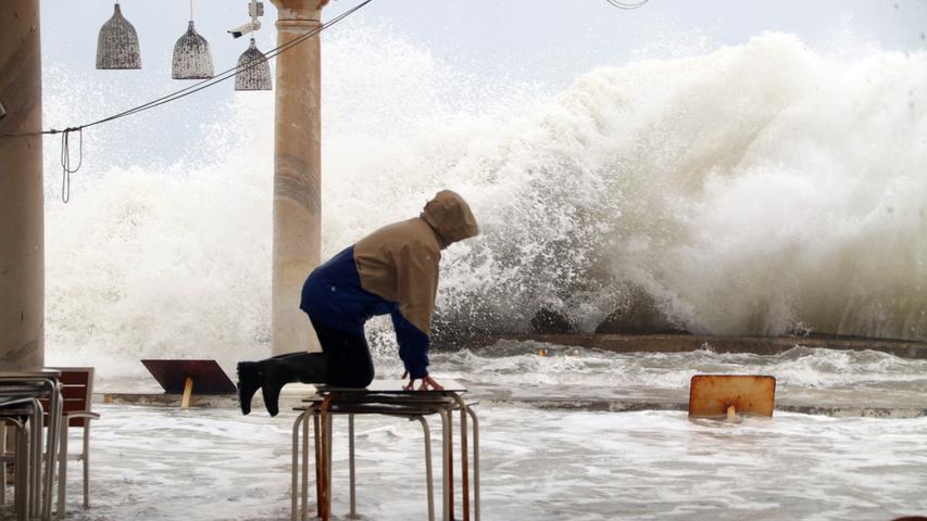 Das Sturmtief "Filomena" sorgte in Spanien für extreme Wetterkapriolen. Meterhohe Wellen schwappten über Restaurants und andere Gebäude am Strand von Malaga.
