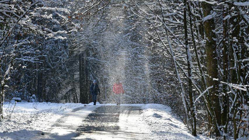 Endlich Schnee: Leicht überzuckert oder mit dicker Decke präsentieren sich Wald und Feld, Wiese und Holzstapel, Marterl und Bänke. Ein Rundgang in Bildern.