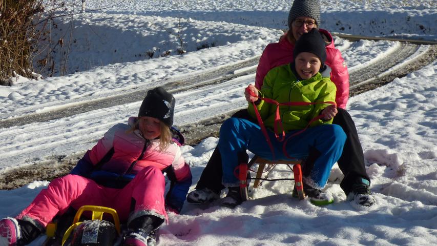 Die Familie Bierfelder aus Forchheim nutzen das tolle Winterwetter zum Schlittenfahren.