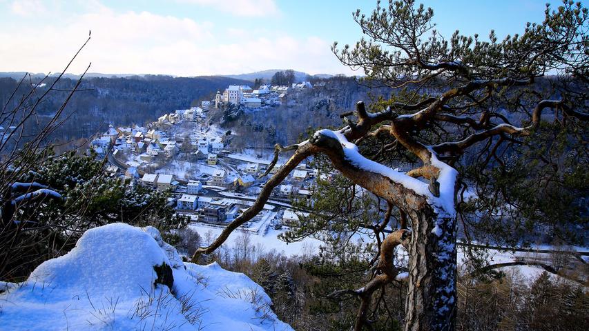 Ein Blick auf das winterlich verschneite Egloffstein.
