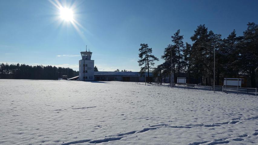 Sonnenschein über dem winterlichen Feld am Flugplatz Feuerstein. 