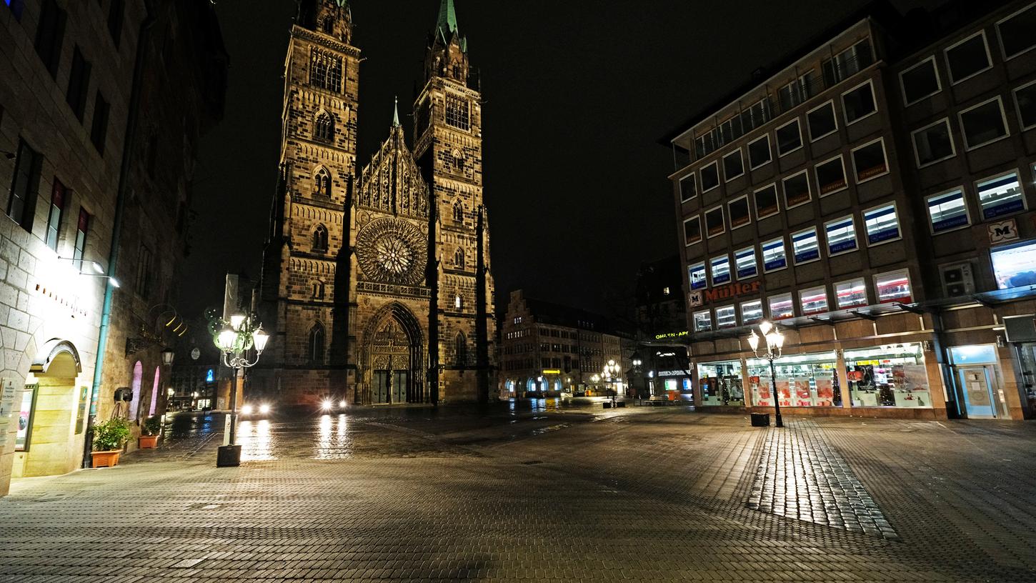 Gerade in den Nachtstunden ist Nürnberg wegen der geltenden Ausgangssperre wie ausgestorben. 
